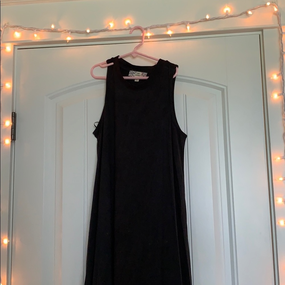 black, velvet, sleeveless dress